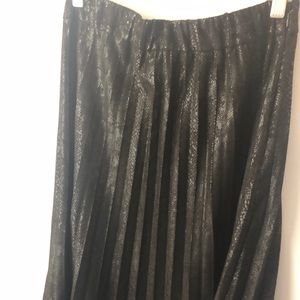 Pleated midi skirt with faux leather print